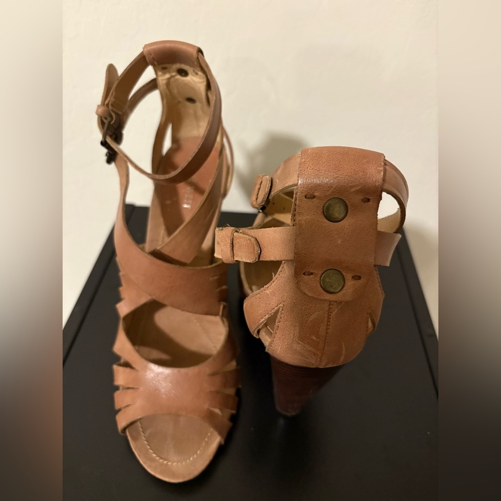 Nine West Tan Wedges